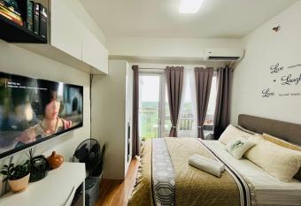 Lovely studio unit with fast Wi-Fi and Netflix allows 18 year olds to book a room