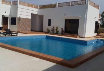 Superbe villa    Saly has rooms with a private hot tub