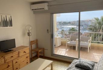 Vue ensoleill  e sur le port de Gruissan allows 18 year olds to book a room