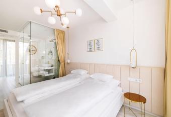 Birdies Rendezv  nyh  z Apartmanok allows 18 year olds to book a room