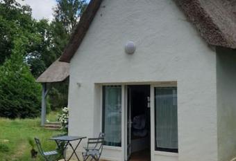 Romantique petite chaumi  re pr  s de Gu  rande has Balcony rooms