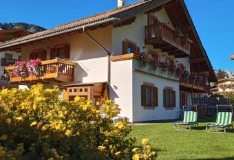 Villa Rosa has Balcony rooms