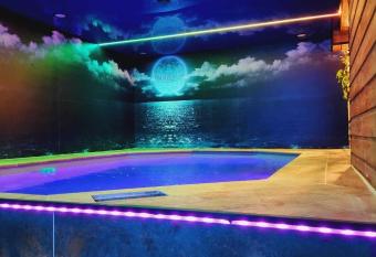 Maloveroom, 2 Suites d exceptions allows 18 year olds to book a room