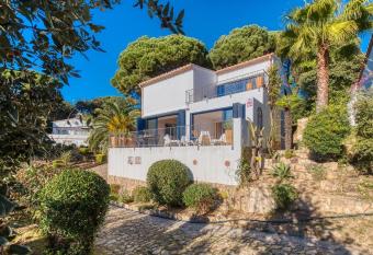 Costacabana - Casa Adora has Balcony rooms