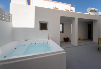 Villa Tholos & Prive Jacuzzi allows 18 year olds to book a room