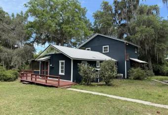 Peaceful Family Lake House has Balcony rooms