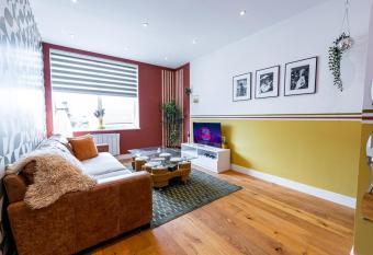 Burnham Beeches One-Bedroom Apartment by Belvilla allows 18 year olds to book a room