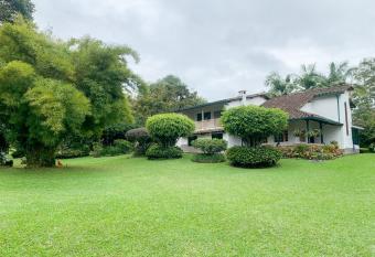  Villa campestre, tranquila y hermosa! has Balcony rooms