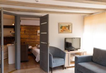 Miera osta atp  tai Skult   Gar    a has rooms with a private hot tub