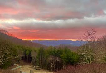 Buck Mountain Ranch Retreat has rooms with a private hot tub