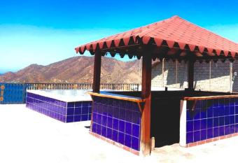 Seaview 2 bedroom luxury gem with balcony has rooms with a private hot tub