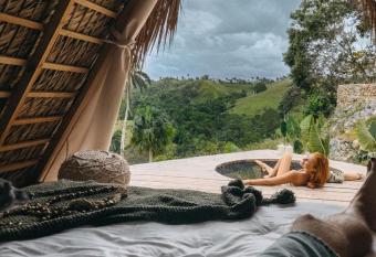 OYA - Wellness Eco Resort & Retreat has rooms with a private hot tub