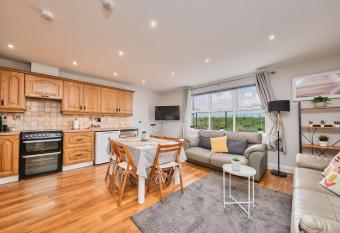 Portrush By The Sea - 4 Dunluce Park has Balcony rooms