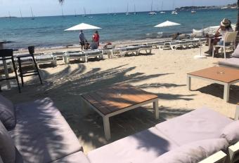 BANDOL ROC BEACH VUE MER Grand T3 face    la plage avec parking has Balcony rooms