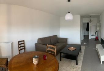 Appartement Spacieux et Lumineux proche transports has Balcony rooms