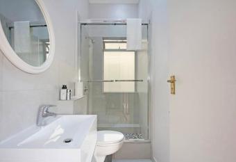 Springdale Deluxe has rooms with a private hot tub