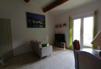 Le Tavan has Balcony rooms