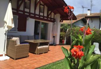 1km plage, agr  able maison 6 pers class  e 3* allows 18 year olds to book a room