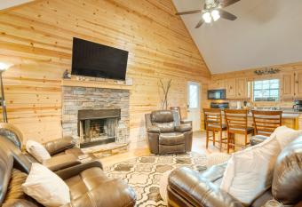 Mountain Top Cabin I Secluded Retreat I BBQ I Firepit allows 18 year olds to book a room