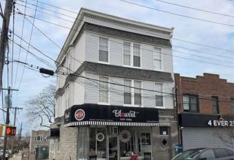 Private Rooms in TownHouse w Shared Baths Qn Bed 1-3ppl has Balcony rooms