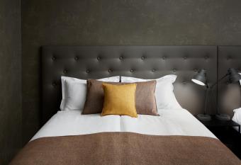 Hotel   sland     Spa & Wellness Hotel allows 18 year olds to book a room