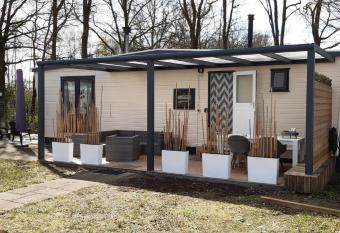 Chalet Heische Tip in Zeeland, Noord-Brabant voor max 3 volwassenen en 2 kinderen allows 18 year olds to book a room