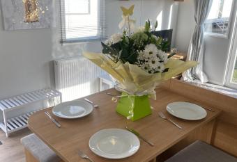 Stylish 3 Bedroom caravan near the Beach allows 18 year olds to book a room