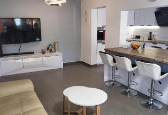 Hermoso Unifamiliar en La Zenia allows 18 year olds to book a room