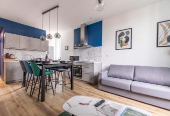 F3 Grand Luxe Champfleuri (B) allows 18 year olds to book a room