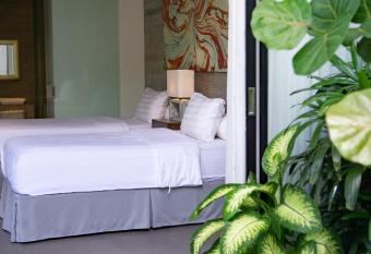 Swan Villa R has rooms with a private hot tub