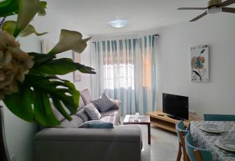 La casita de la Infanta en el centro con parking allows 18 year olds to book a room