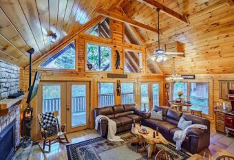 Stunning Mountain Cabin w Hot tub has rooms with a private hot tub