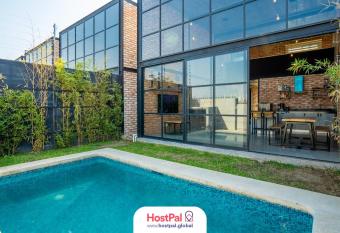 HostPal Loft Industrial Quinta Santa Fe allows 18 year olds to book a room