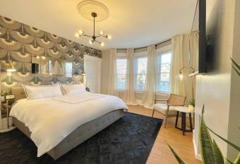 The Westfield by Luxe PGH has Balcony rooms