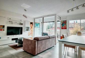 Les Cerisiers. allows 18 year olds to book a room