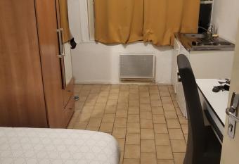 Studio au rez de chauss  e allows 18 year olds to book a room