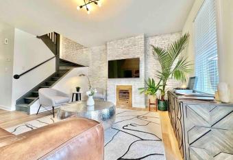 The Rogers Mt. Washington by Luxe PGH has Balcony rooms