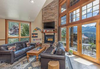 Pet Friendly Elkpoint Townhome - Ski in Ski Out has rooms with a private hot tub