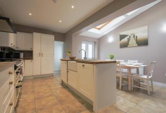 Centrally Located, Freshly Renovated 4 Bed House - Sleeps 10 allows 18 year olds to book a room