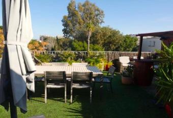 Bel appartement, toit/terrasse plage    5 min    pieds has Balcony rooms