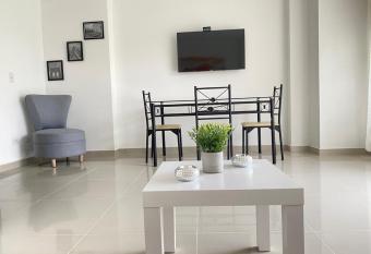 Comodo Apartamento de 3 Habitaciones en Sabaneta allows 18 year olds to book a room