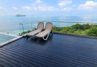 Sis and Sea Villa has Balcony rooms