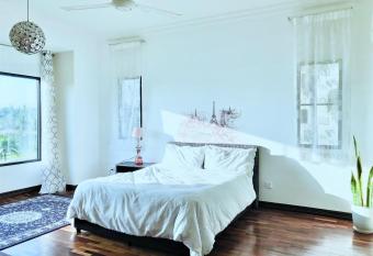 Romantic Suite by the Lake has rooms with a private hot tub