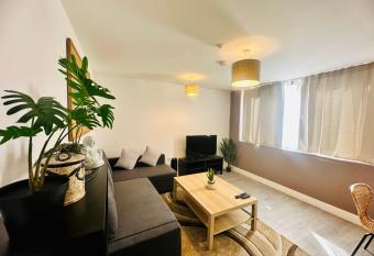 Hemel Apartments- Sunset retreat allows 18 year olds to book a room