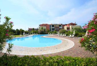 LA NATURA AL MARE has Balcony rooms