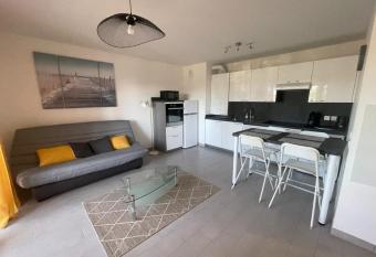 Bright cocoon close to the ocean - 5 min by bike has Balcony rooms