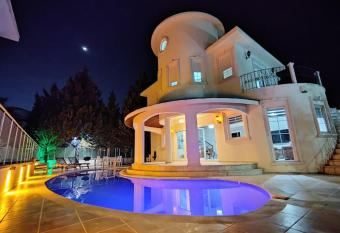 Beautiful Villa With Swimming Pool & Garden has Balcony rooms