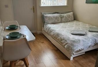 Self-contained annex with private entrance, double bed, kitchen, bathroom, free car park - Near Cambridge, Duxford Air Museum and Addenbrooke s Hospital allows 18 year olds to book a room