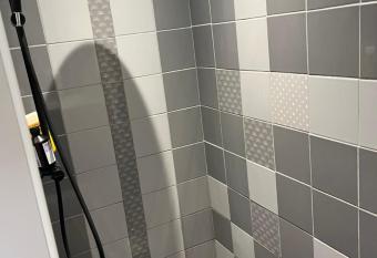 La fleur des marais allows 18 year olds to book a room