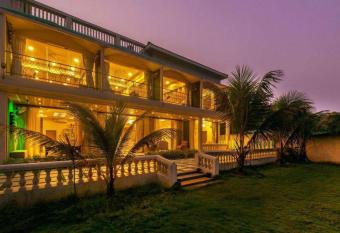 Leisurely Heritage Villa 5BHK Nagaon, Alibaug has Balcony rooms